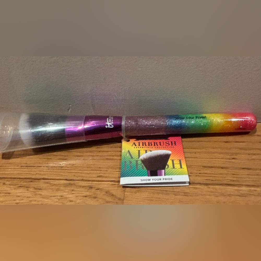 NWT IT Cosmetics Airbrush Blush Brush Rainbow, sealed